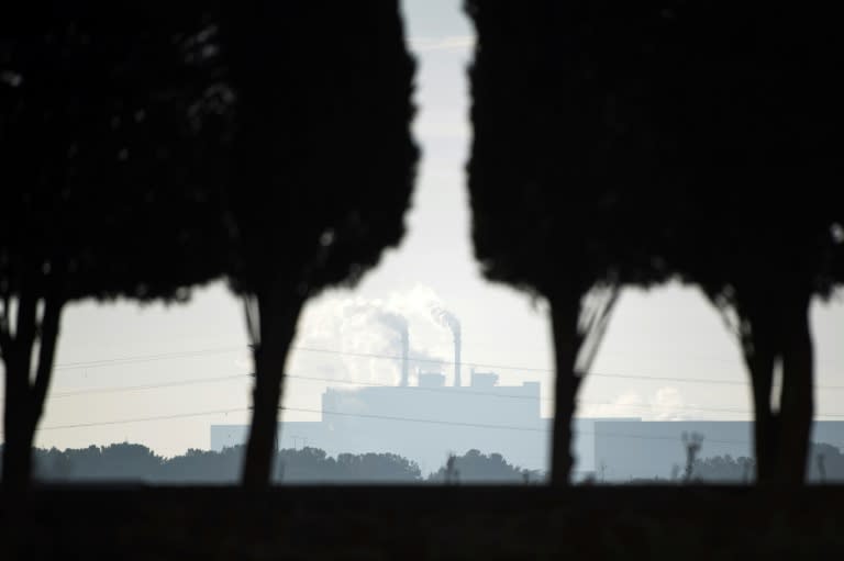 De la fumée s'échappe des cheminées d'une usine à Fos-sur-Mer, dans le sud-est de la France, le 11 janvier 2018 (BERTRAND LANGLOIS)