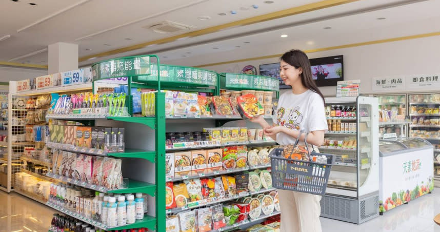 7-ELEVEN「天素地蔬」已於近150間門市導入天素地蔬複合店經營，商品橫跨常溫、冷藏、冷凍百款品項。（圖／統一超提供）