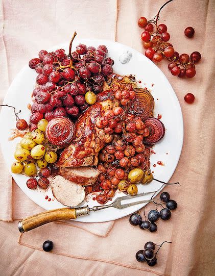 Filet mignon rôti, grappes de raisin marinées au vin et laquées au miel