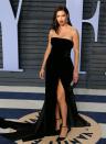 <p>Für Model Adriana Lima ging es nach dem Oscars-Screening bei Elton John weiter zur Vanity Fair-Party. In einer elgeganten schwarzen Robe rockte sie den roten Teppich. Eines hatten beide Kleider der Filmnacht gemeinsam: Den XXL-Beinschlitz. (Bild: Getty Images) </p>