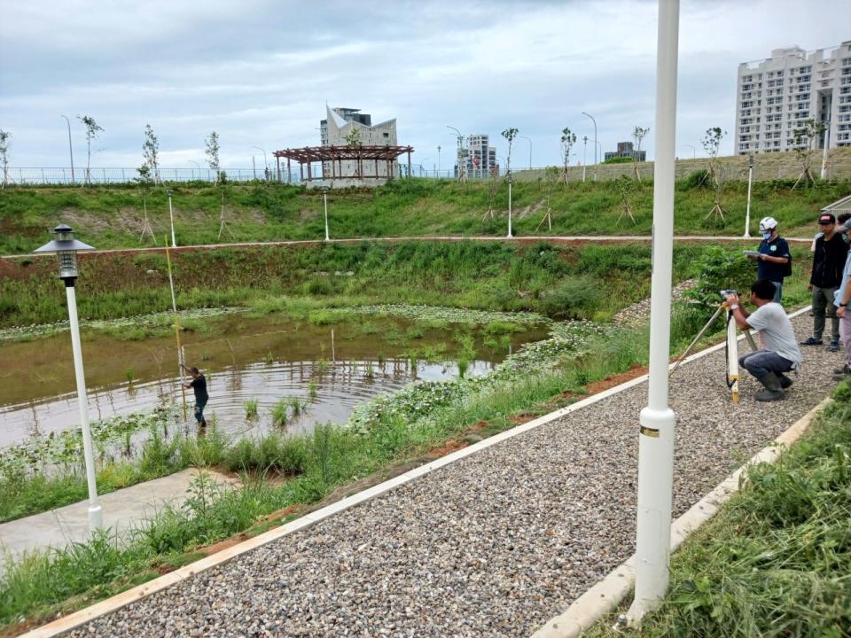 劉和然表示，新北市為全國人口最多的縣市，轄下包含了多樣的城市及鄉村風貌，不僅是臺灣的縮影，新北經驗也適合以模組化的概念，作為其他城市發展的參考。以城市透保水為例，新北首創「透水保水自治條例」，規範公園、道路、學校與私人建物等開發基地及新建工程，都必須設置透水保水設施，因此在土地開發規劃階段，就應思考基地透保水設計，以因應氣候變遷下的強降雨現象；而面對天然災害時，新北落實預警監測減災，研判致災可能性並超前部署，並結合政府、企業及民間力量共同投入防災工作，在各領域防災夥伴的努力下，連續五年天然災害零致死。新北市很樂意將這些經驗及know-how分享給其他城市，與國際城市共同發展城市韌性工作。