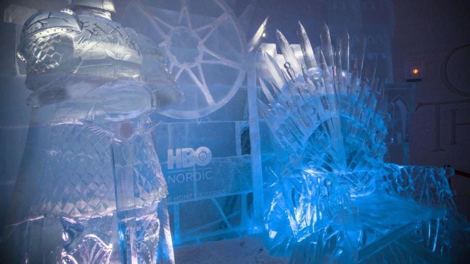 <p>Un equipo de escultores de hielo profesionales llegados de varias partes del mundo trabajó por separado, dedicándole a cada habitación una figura de hielo relacionada con el popular programa de televisión basado en la serie de libros de George RR Martin “Una canción de hielo y fuego”. Entre los atractivos está una recreación del Salón de las Caras de Braavos y una réplica del Trono de Hierro, custodiado por Gregor “La Montaña” Clegane. Foto: Yahoo 7 Be </p>