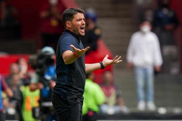 Nicolás Larcamón, en sus días como entrenador de Puebla, en 2022; el DT que había acordado asumir en Independiente no firmará con el club.