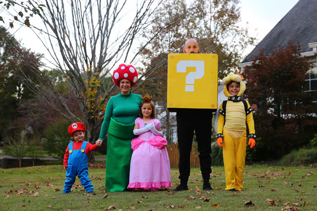 family halloween costume ideas super mario bros (The Mom Creative )