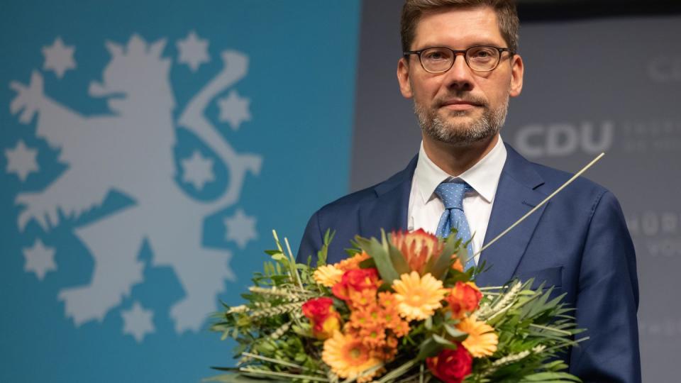 Der frühere Ost-Beauftragte der Bundesregierung, Christian Hirte, ist neuer Landesvorsitzender der Thüringer CDU. Der 44-Jährige wurde  mit 67,6 Prozent der Stimmen gewählt.