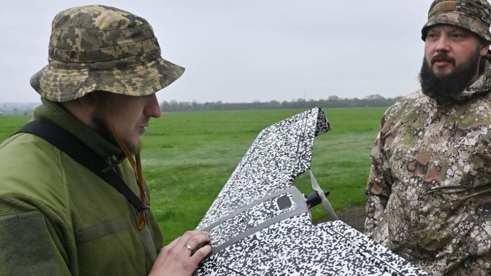 Tentara Ukraina memeriksa drone Circo, pada 30 April.