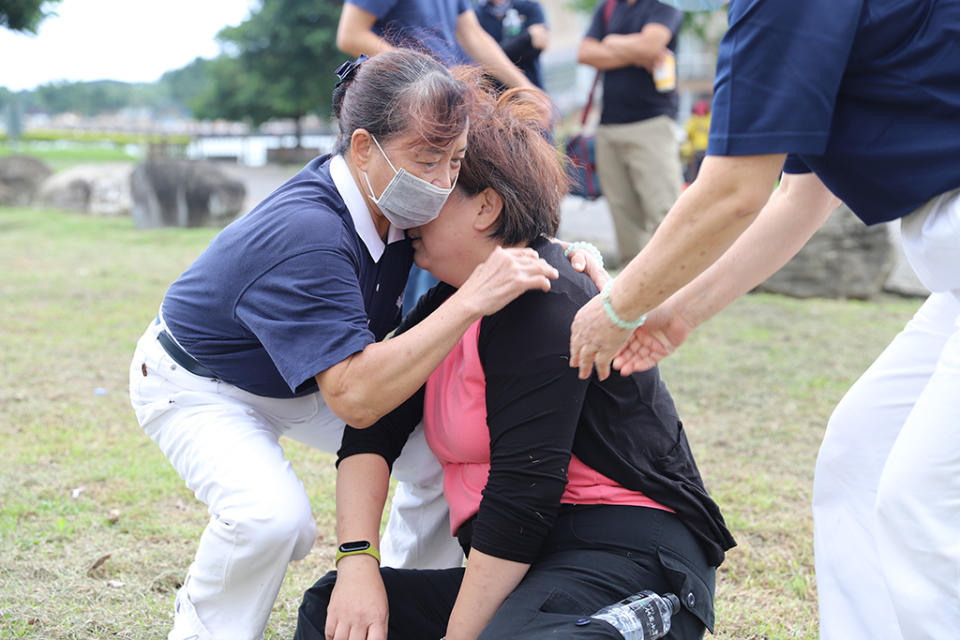 108年東區北區災難醫療隊聯合演練15日上午在德興運動公園舉辦，為期3天2夜的災難醫療演練，全面實境模擬，圖為慈濟志工膚慰模擬受難者家屬。