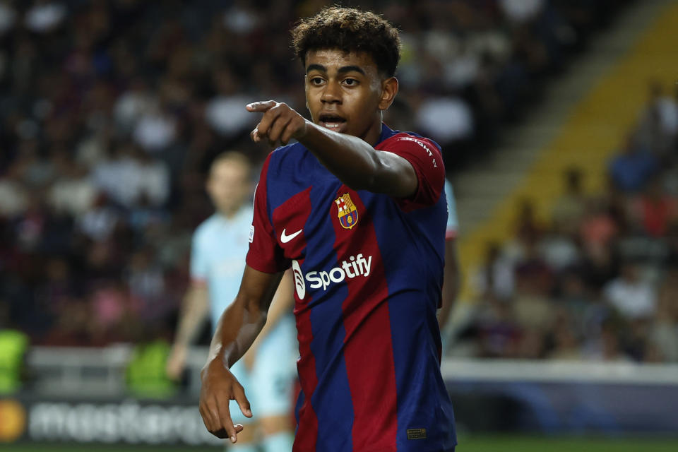 Lamine Yamal, del Barcelona, hace una indicación durante el partido de la Liga de Campeones, disputado el martes 19 de septiembre de 2023, ante el Antwerp (AP Foto/Joan Monfort)