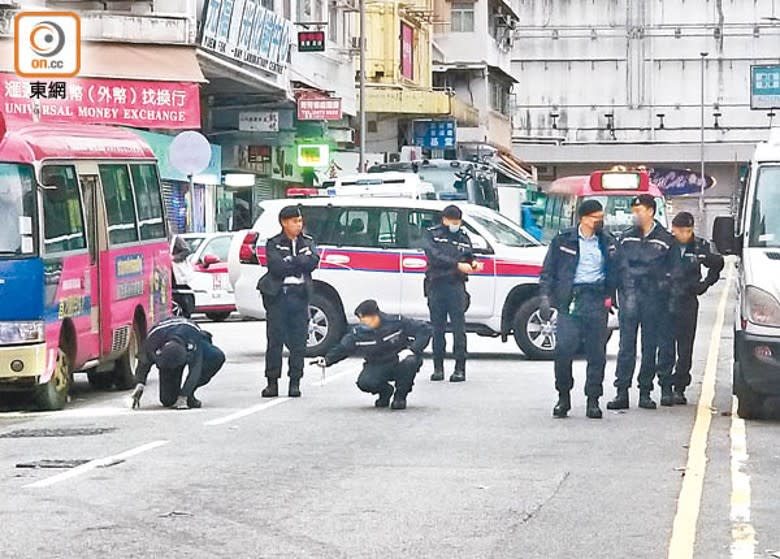 元朗：人員封鎖道路作地氈式搜索。