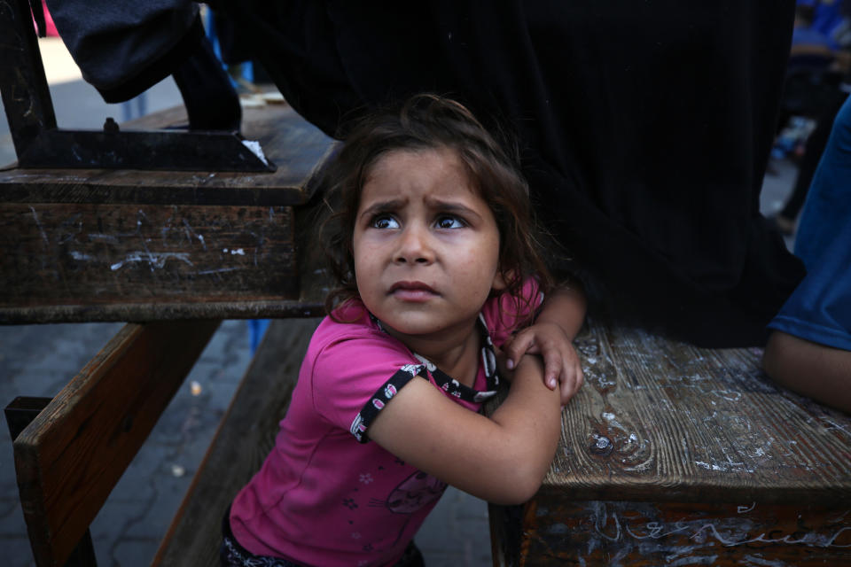 10月15日，在加沙中部城鎮 Deir al-Balah，大批在境內流離失所的巴勒斯坦人，於一所聯合國學校內避難。(Photo by Majdi Fathi/NurPhoto via Getty Images)