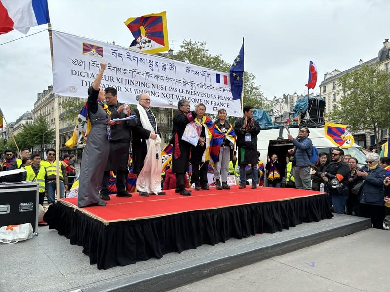 西藏反習近平訪問示威 前參議員卡托蘭（左3）長年為維吾爾與西藏人士奔 波。他上台演說時表示，即使遭受網攻騷擾，仍會繼 續奮戰。卡托蘭告訴中央社，法國政府應和中國討論 台灣在內的敏感議題。 中央社記者曾婷瑄巴黎攝  113年5月6日 