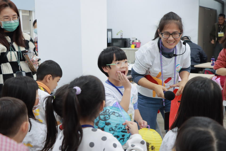 活動結束前幼兒開心分享表達今天的活動好有趣，期待下次再來據點活動。（旁為南海幼兒園老師）（照片提供：天主教單國璽基金會）