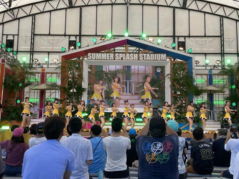 中信兄弟啦啦隊（Passion Sisters）前往東京台場參加夏季活動，現場表示應援名曲。（宏將多利安提供）