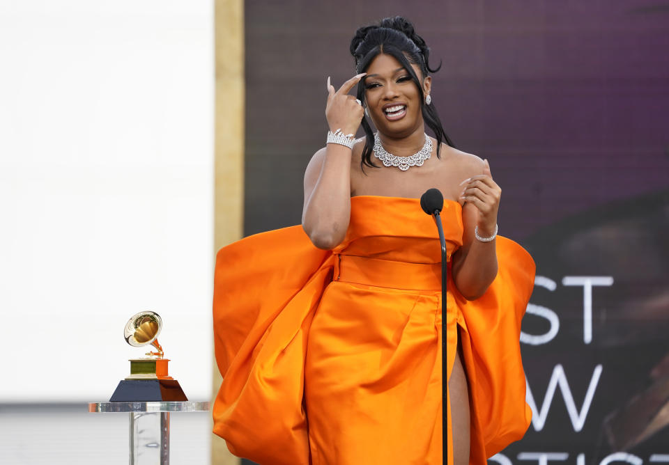 Megan Thee Stallion recibe el Grammy al mejor artista nuevo el domingo 14 de marzo de 2021 en el Centro de Convenciones de Los Angeles. (AP Foto/Chris Pizzello)