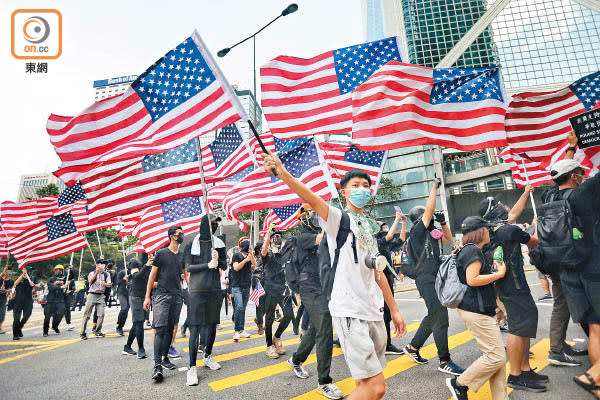 經常有示威者高舉美國旗。