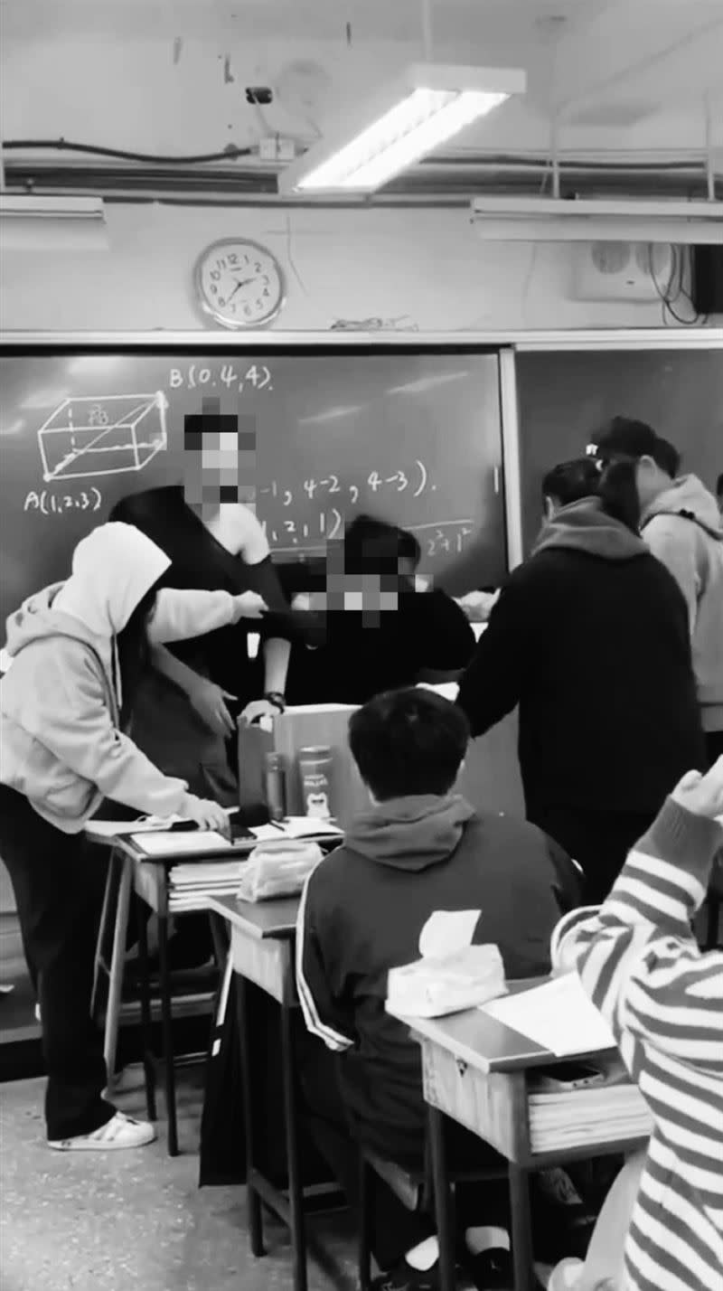近十名同學上前壓制阻止男同學繼續毆打老師。（圖／翻攝自記者爆料網）