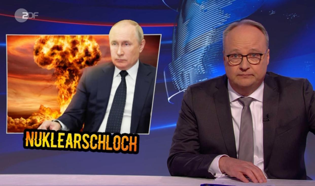 Oliver Welke und die "heute-show" (ZDF) halten wenig von Wladimir Putins unverhohlener Drohung, auch Atomwaffen einsetzen zu können. (Bild: ZDF)