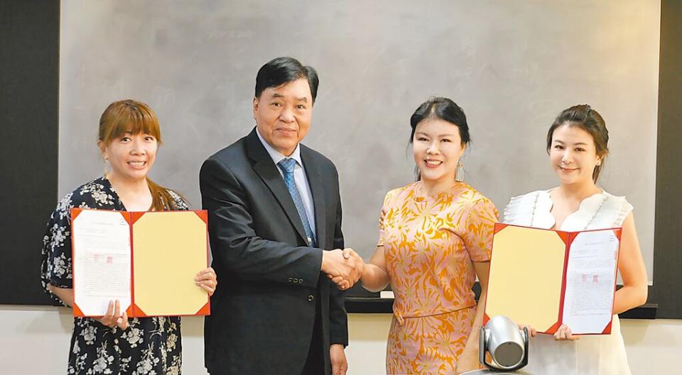 德英生技董事長郭國華（左二）與金鳳凰總經理彭茵祺（右二）簽訂「EX秒晶亮」台灣獨家代理。圖／周榮發