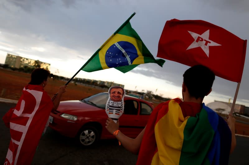 Partisans de Dilma Rousseff à Brasilia. La présidente brésilienne suspendue de ses fonctions se défend ce lundi devant le Sénat brésilien pour la dernière audience de son procès en destitution, susceptible de mettre fin à son second mandat et à treize ans de gouvernements de gauche. Le vote final des sénateurs devrait avoir lieu dans la nuit de mardi à mercredi. /Photo prise le 28 août 2016/REUTERS/Bruno Kelly