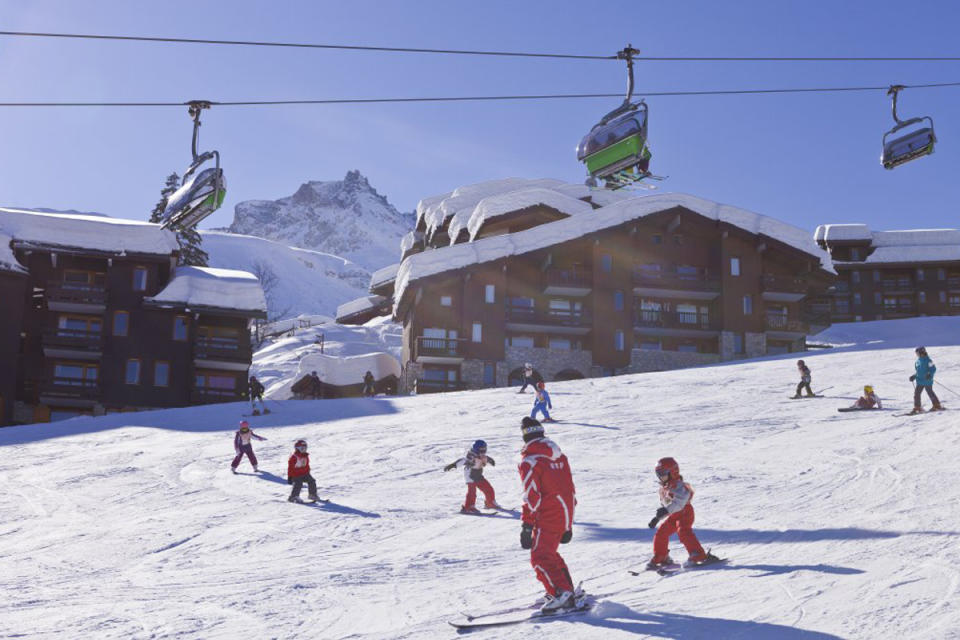 <h2>Au programme</h2><p>La piste de luge connectée propose de suivre ptit loup, la mascotte pour un super jeu de pistes ! (application gratuite). Au cœur du village de Doucy Valmorel, départ au sommet du télésiège et c’est parti pour une descente ludique. Pour les parents et grands-parents qui ne veulent pas glisser mais qui souhaitent tout de même profiter d’une balade en altitude, un chemin piéton suit la piste de luge avec en toile de fond les glaciers de la Vanoise. Le rendez-vous incontournable des moniteurs de l’ESF ? Une descente au flambeau éblouissante.</p><h2>Où dormir ?</h2><p>Situés sur les pistes et attenants au Village Club Med Valmorel, les Appartements-Chalets Club Med de Valmorel sont nichés à flanc de montagne sur un domaine de 3600 hectares. Luxueux, élégants avec une vue imprenable sur la montagne, ces logements d’exception à la décoration soignée sont parfaits pour les familles qui profitent de l’ensemble des activités proposées par le resort : cours de ski, encadrement des enfants, soirées à thèmes… une expérience exclusive pour des vacances réussies.</p><p> <a href="https://www.clubmed.fr/r/Les-Appartements--Chalets-de-Valmorel/w" rel="nofollow noopener" target="_blank" data-ylk="slk:Plus d’informations ici.;elm:context_link;itc:0;sec:content-canvas" class="link ">Plus d’informations ici.</a></p><br>