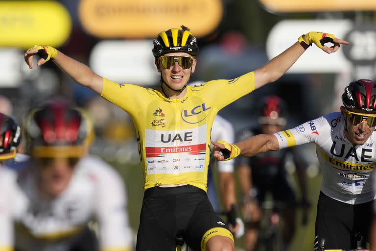 El esloveno Tadej Pogacar, con el jersey amarillo de líder general, festeja al cruzar la meta de la 21ra y última etapa del Tour de Francia 2021