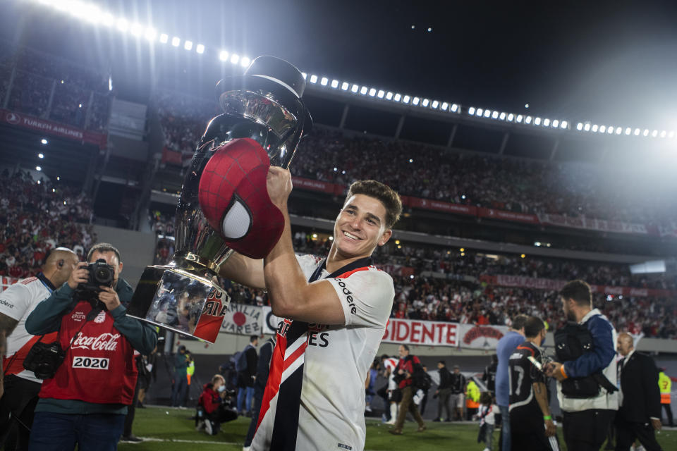 Julián Álvarez de River Plate celebra la victoria de la Primera División Argentina sobre el Antonio Vespuccio Libertad en el Estadio Monumento en Buenos Aires, Argentina, el 25 de noviembre de 2021.  (Foto de MatíBaglietto / NurPhoto a través de Getty Images)