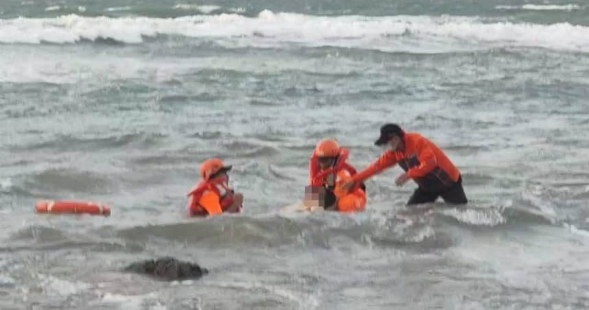 賴姓警務員遭海浪捲至岸際，在場消防及岸巡人員見狀，立即入水合力拖帶搶救上岸，實施心肺復甦術急救。（圖／澎湖縣消防局提供）