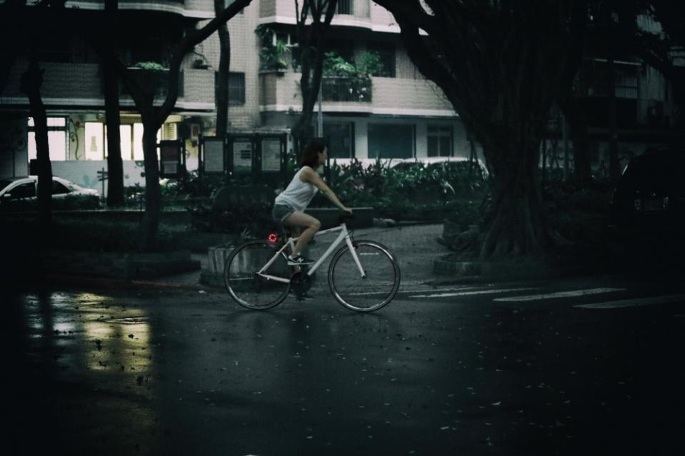 這款車燈免電池！保用10萬小時的匯飛傳動光輪