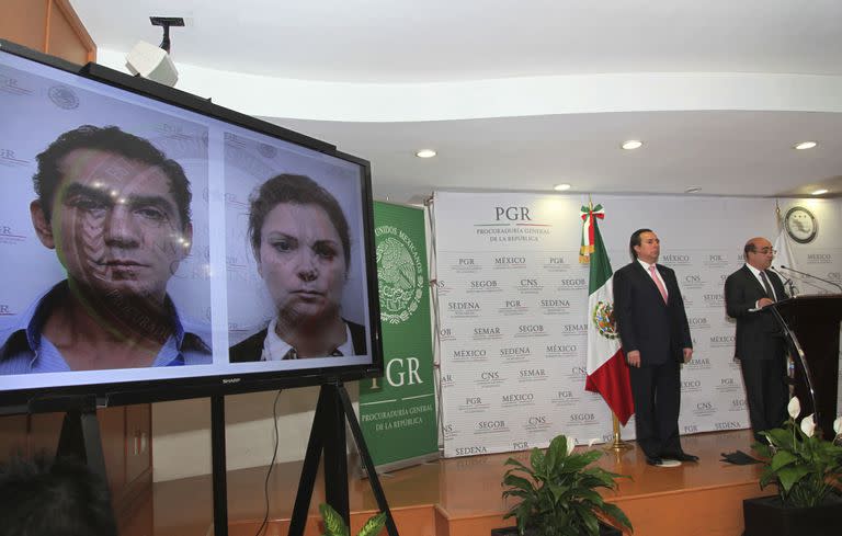 ARCHIVO - En esta fotografía de archivo del 7 de diciembre de 2014, el Fiscal General de México, Jesús Murillo Karam, a la derecha, flanqueado por Tomas Zeron, director de la Agencia de Investigación Criminal de México, habla durante una conferencia de prensa sobre los más de 40 estudiantes universitarios desaparecidos y presuntamente muertos desde Septiembre, en la Ciudad de México. (AP Foto/Marco Ugarte, Archivo)