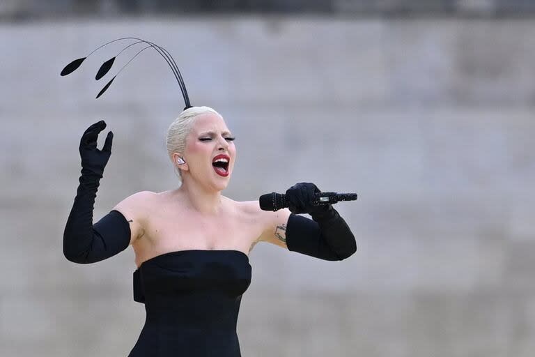 La cantante Lady Gaga actúa durante la ceremonia de apertura de los Juegos Olímpicos