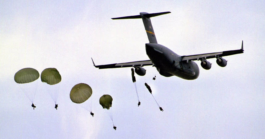 美C-130空投糧食被嗆：沒啥用。（示意圖／達志／美聯社）