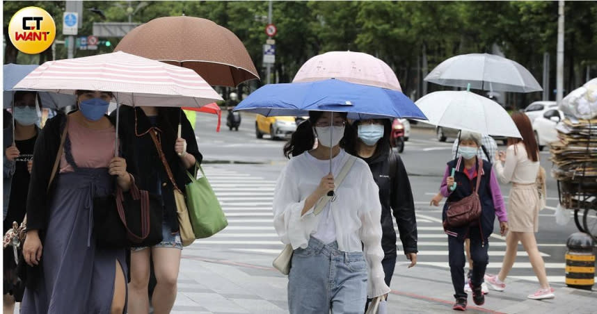 首波「梅雨季」鋒面報到，全台各地整天都有短暫陣雨甚至是雷雨發生的機率，預估降雨直至周五（3日）才會趨緩。（示意圖／劉耿豪攝）