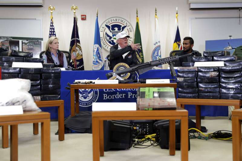 川普在麥卡倫市（McAllen）聽取邊境官員簡報，官員們也展示了收繳的毒品與槍枝。（美聯社）