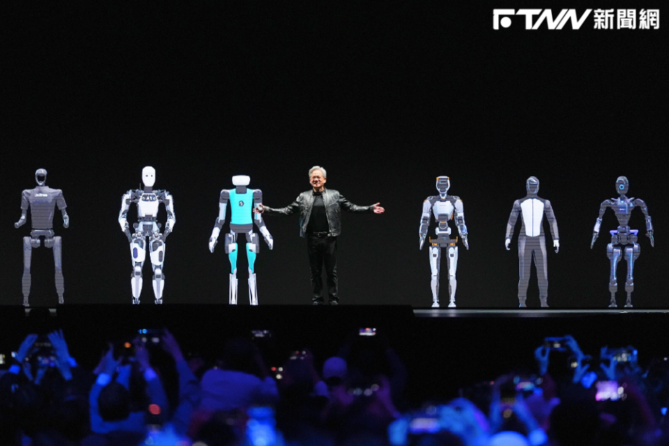 黃仁勳在最後一個環節中，召喚出了小小迪士尼BDX機器人，橘色及綠色不等，皆由AI運算平台Jetson Thor驅動。（圖／美聯社）