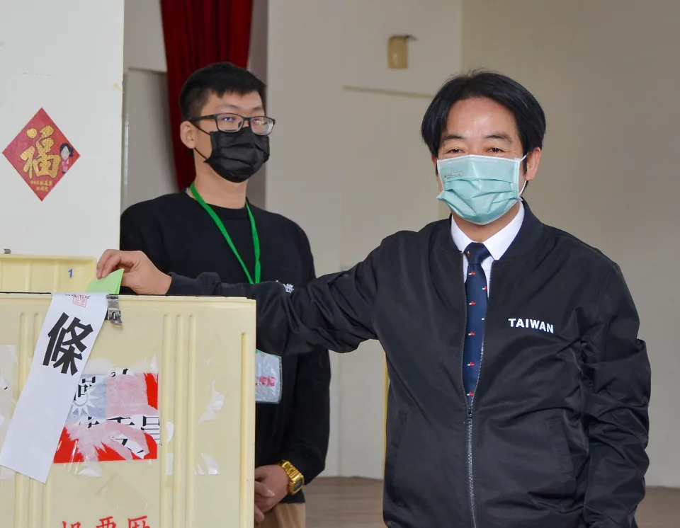 同額競選民進黨主席的副總統賴清德（右）昨回台南投票。他在當選後表示，將重新擦亮民進黨的招牌。記者鄭惠仁／攝影
