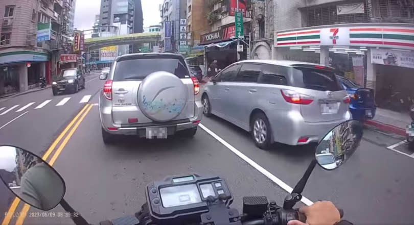 銀色轎車完全沒減速，還按喇叭警告。（圖／翻攝自爆怨公社）