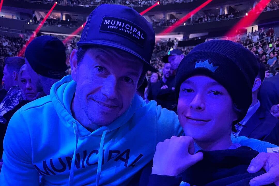 mark wahlberg & son at fight