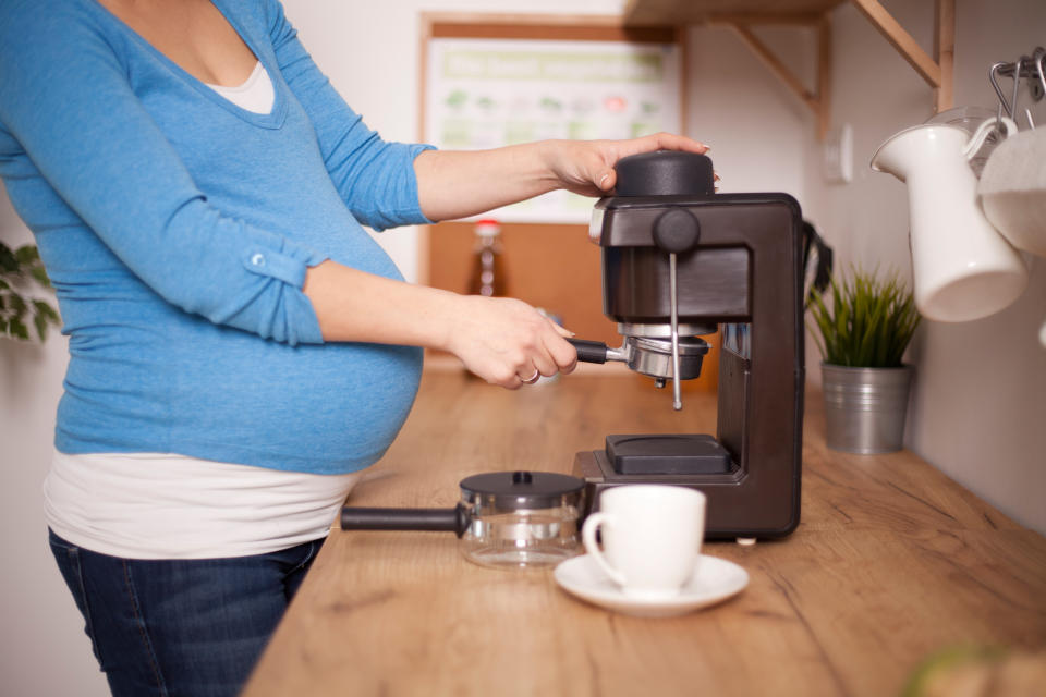 Einer neuen Studie zufolge korreliert Koffein während der Schwangerschaft mit Übergewicht im späteren Leben der Kinder. (Bild: Getty Images/M_a_y_a)