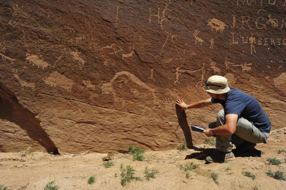 During the 15th to 17th centuries, the carvings began showing narratives/