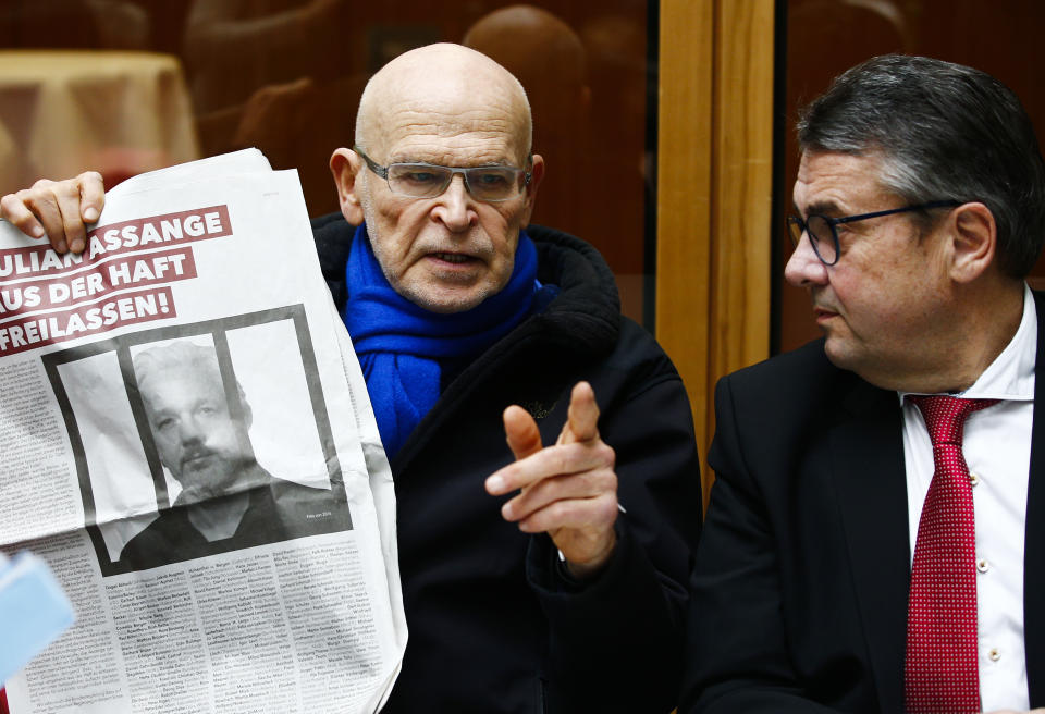 BERLIN, GERMANY - FEBRUARY 06: German investigative journalist Guenter Wallraff (L) and former German Foreign Minister Sigmar Gabriel (R) address a press conference with former German Interior Minister Gerhart Baum (not seen) and MP of left-wing party "Die Linke" Sevim Dagdelen (not seen) about their initiative to call for the release of WikiLeaks founder Julian Assange from British extradition custody, on February 6, 2020 in Berlin. (Photo by Abdulhamid Hosbas/Anadolu Agency via Getty Images)