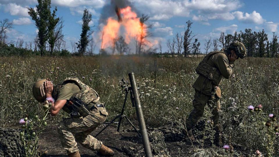 PHOTO: Ukrainian soldiers fire a mortar towards Russian positions at the front line, near Bakhmut, Donetsk region, Ukraine, on Aug. 12 2023. (Libkos/AP)