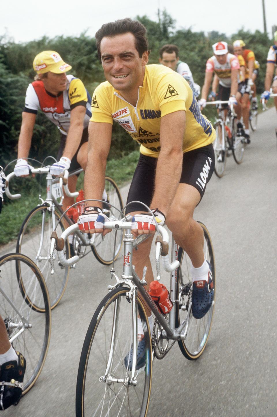 Bernard Hinault im Gelben Trikot bei der Tour de France im Juli 1985 in Bordeaux. (Photo credit should read -/AFP via Getty Images)