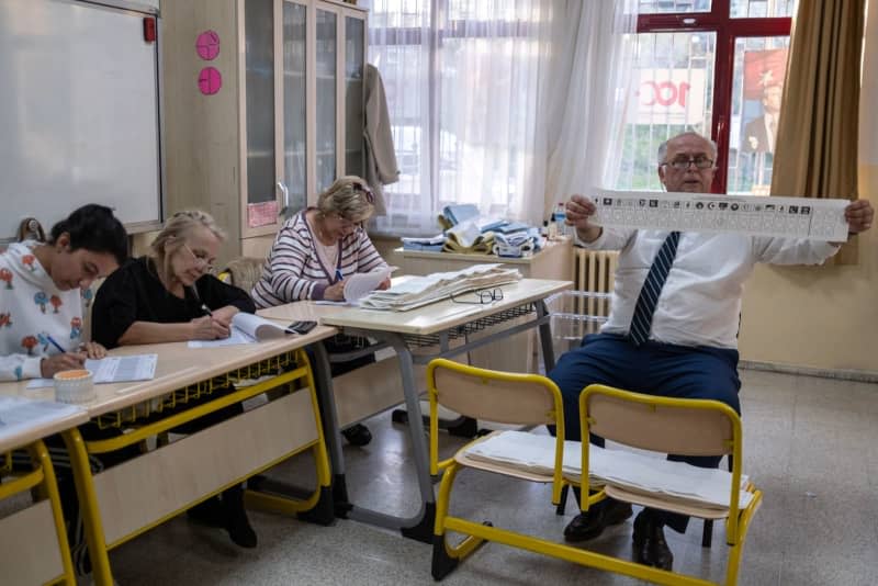 Polling station officials count ballot papers after the end of the local elections in Turkey. Bilal Seckin/SOPA Images via ZUMA Press Wire/dpa