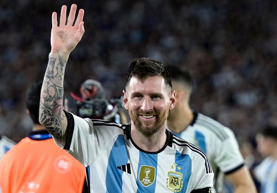 Lionel Messi waves during a recognition ceremony for Argentina's World Cup-winning team in Buenos Aires on March 23, 2023.