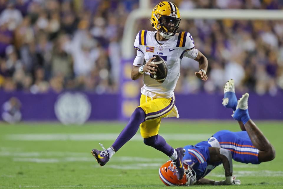 BATON ROUGE, LOUISIANA - NOVEMBER 11: Jayden Daniels #5 of the LSU Tigers runs with the ball as Scooby Williams #17 of the Florida Gators falls during the first half at Tiger Stadium on November 11, 2023 in Baton Rouge, Louisiana. (Photo by Jonathan Bachman/Getty Images)