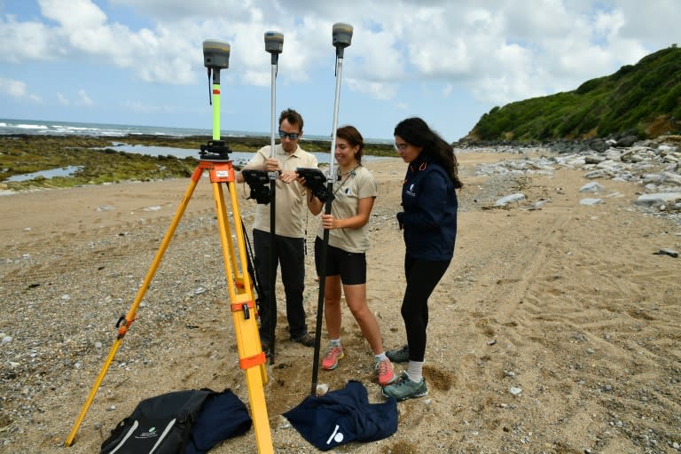 Des employés de l'Observatoire de la Côte de Nouvelle Aquitaine, effectuent des relevés cartographiques de l'érosion du littoral basque à Guéthary, dans les Pyrénées-Atlantiques, le 10 juin 2024 (GAIZKA IROZ)