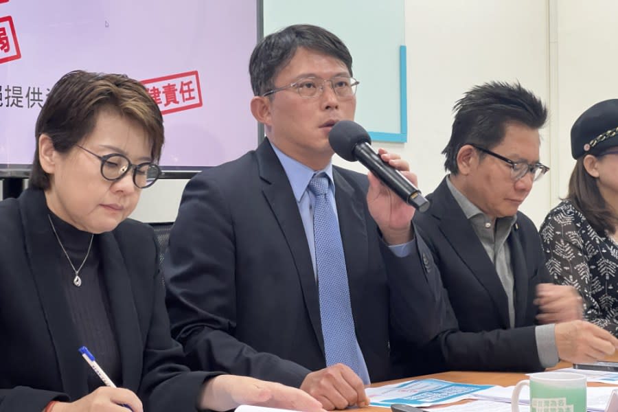 黃國昌19日主持民眾黨團記者會。