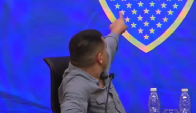 Riquelme señala el escudo de Boca en la conferencia de prensa