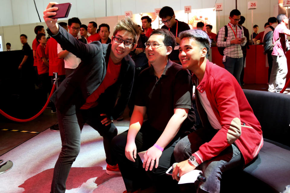 98.7FM DJs Gerald Koh and Joakim Gomez posing for a photo with Wellson Lee. (Photo: Sharlene Sankaran / Yahoo Newsroom)