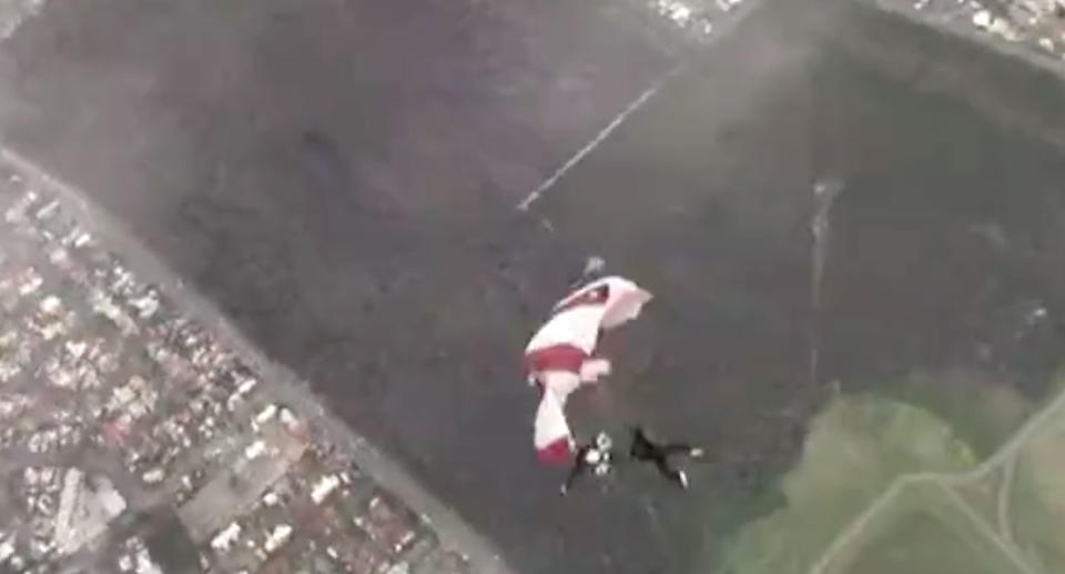 Two of the skydivers become tangled and begin to plummet. Source: 7 News